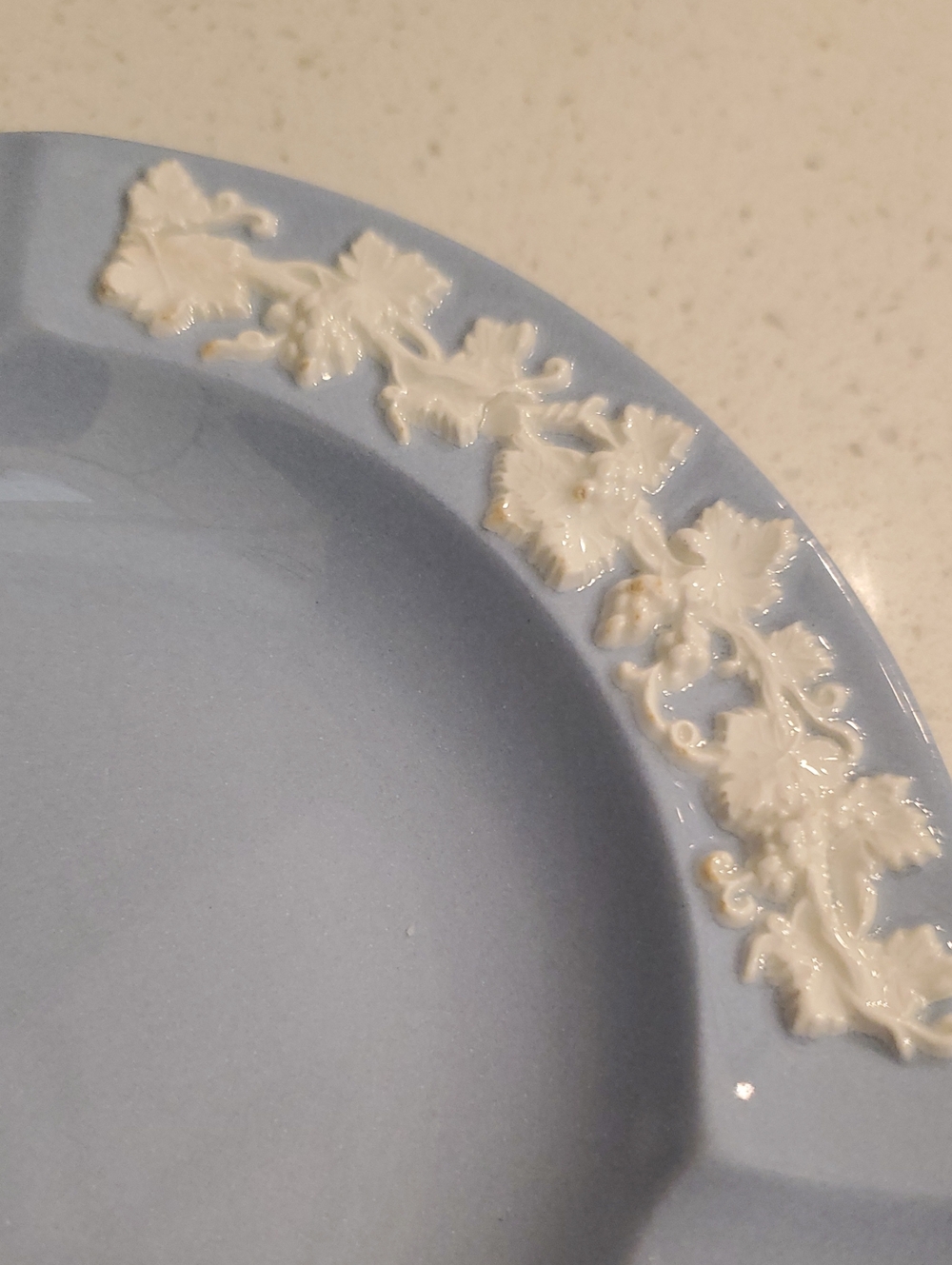 Wedgwood Embossed Cream on Lavender Shell Edge 3 Slot Small Ashtray - Picture 5 of 7
